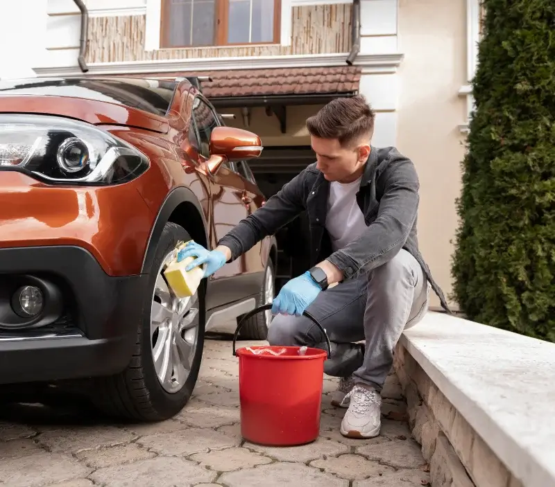 Lavage auto à domicile Léguillac-de-l'Auche : professionnel intervenant sur un véhicule